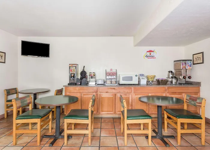 Super 8 By Wyndham Hotel 2*